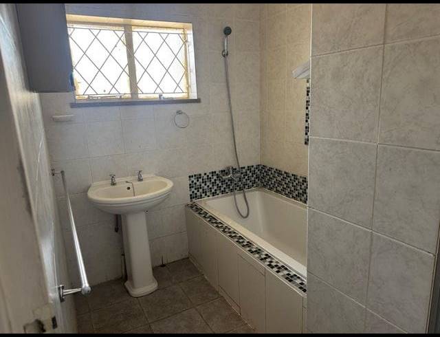3 BEDROOM FREEHOLD FOR SALE IN BRENTHURST